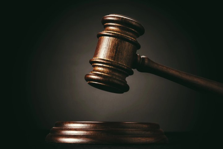 Двух судей в Узбекистане досрочно лишили полномочий и уволили