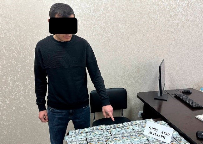Сотрудник кадастровой службы задержан в Ташкентской области при получении 5 тыс. долларов