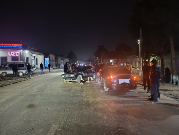 В Янгиюле во время ДТП автомобилю «ВАЗ-2107» снесло крышу