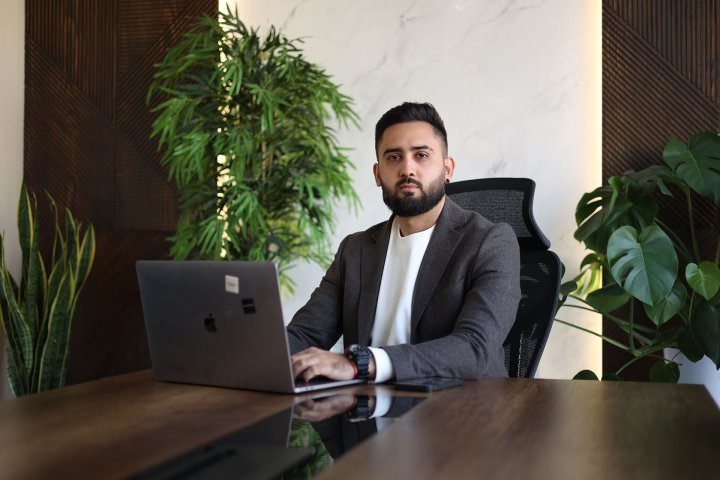 Эра «новой искренности»: почему в 2025 году экспертность без лица в маркетинге не работает