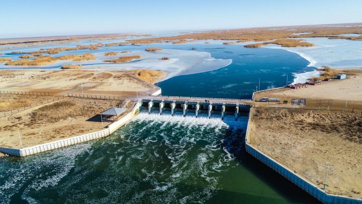 Возвращается вода: Казахстан продолжает спасать Арал