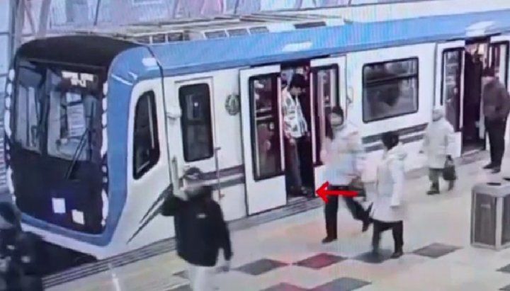 В ташкентской подземке пришлось высадить пассажиров поезда из-за мужчины, который сломал двери