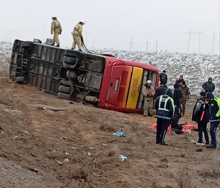 В Навои перевернулся автобус с пассажирами, есть погибшие