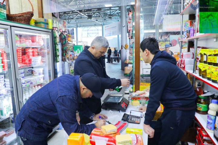 На Фархадском рынке Ташкента налоговики провели рейды по борьбе с теневой экономикой