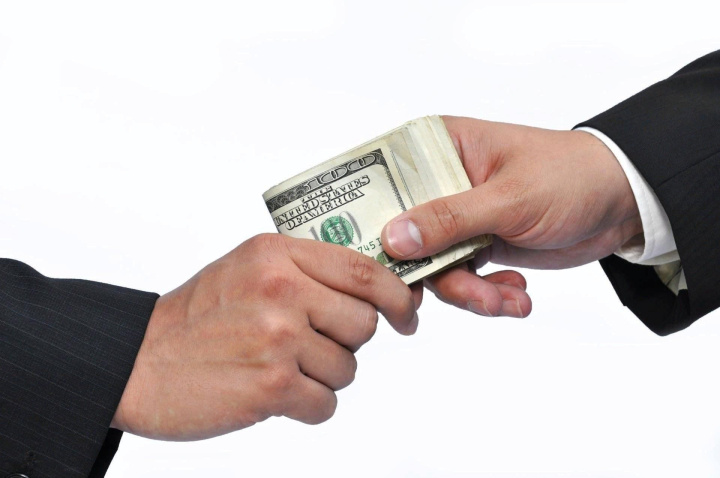 В Бухаре задержан сотрудник банка, который пообещал за деньги помочь получить многомиллионный кредит