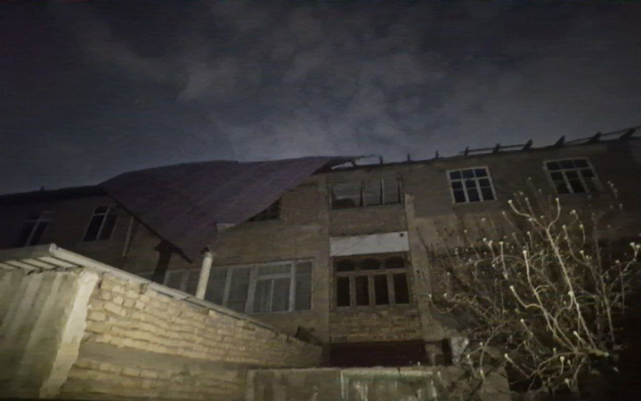 В Бухаре сильный ветер снес крыши зданий