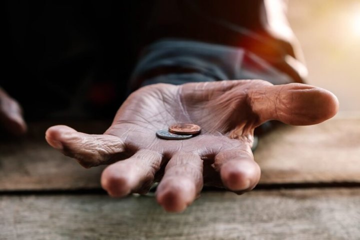 На одном из популярных перекрестков Ташкента задержали попрошайку