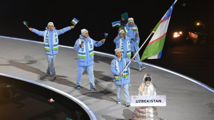 Флаг Узбекистана поднялся над стадионом в Италии на открытии XXV Олимпийских игр