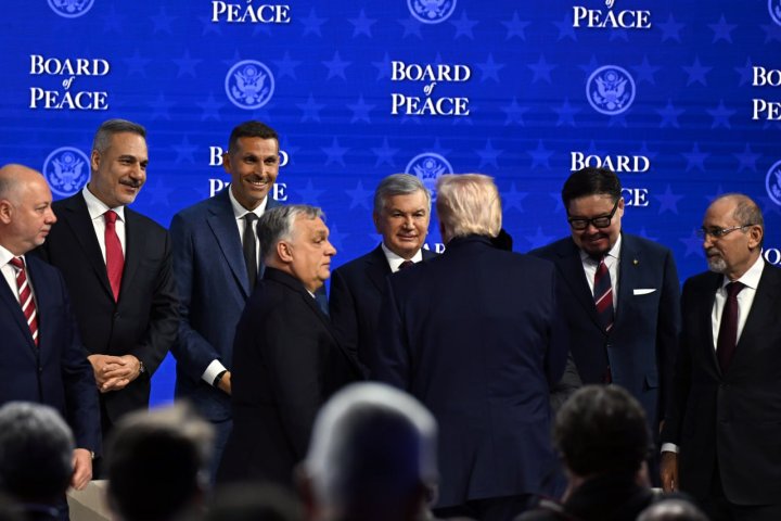 Президент Узбекистана летит в Вашингтон на Совет Мира