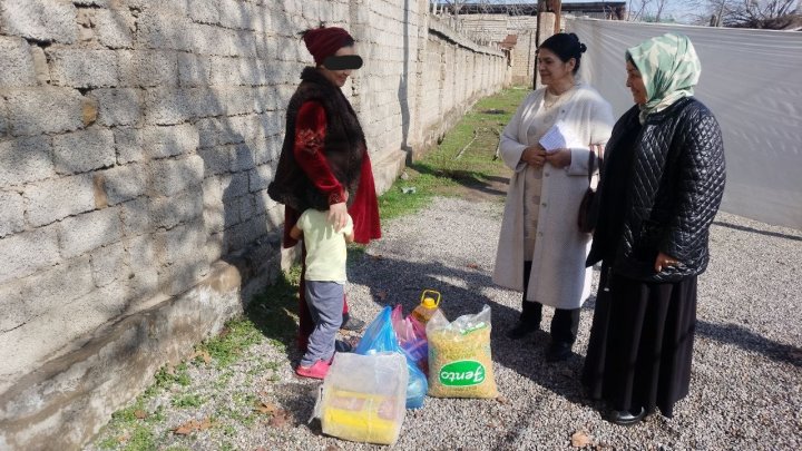 В Мирабадском районе начали раздавать продуктовые наборы нуждающимся семьям